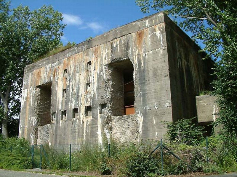 Südseite des Flandernbunkers mit Osteingang (rechts) im Juli 2004 - Einsprengungen in der Bunkerwand
